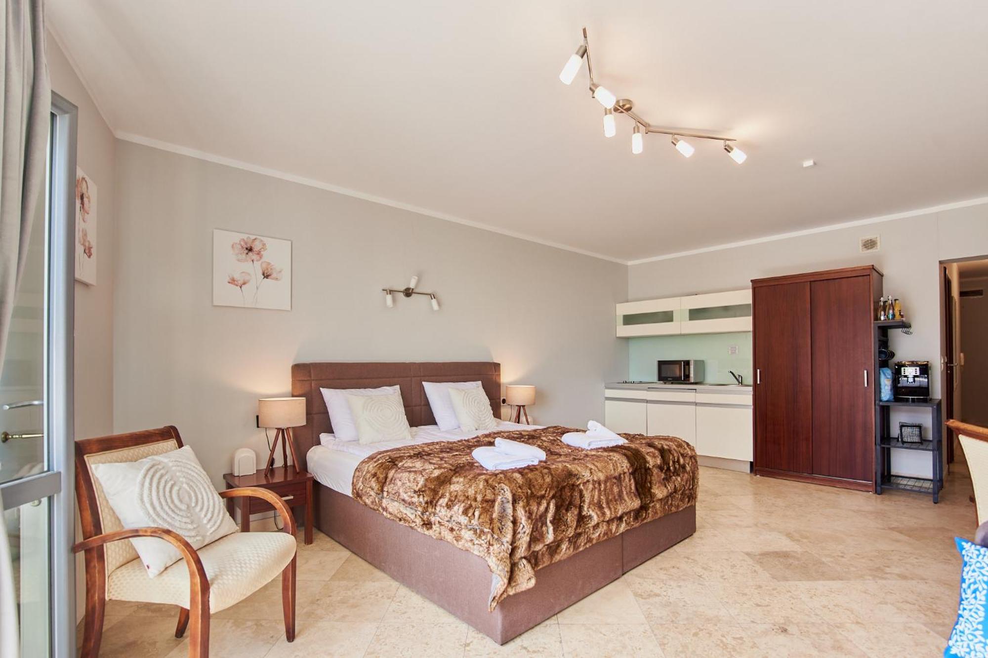 Golden Hour Apartments- Avangard 35